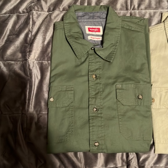 Wrangler short sleeve button up shirts (pair) - Picture 2 of 5